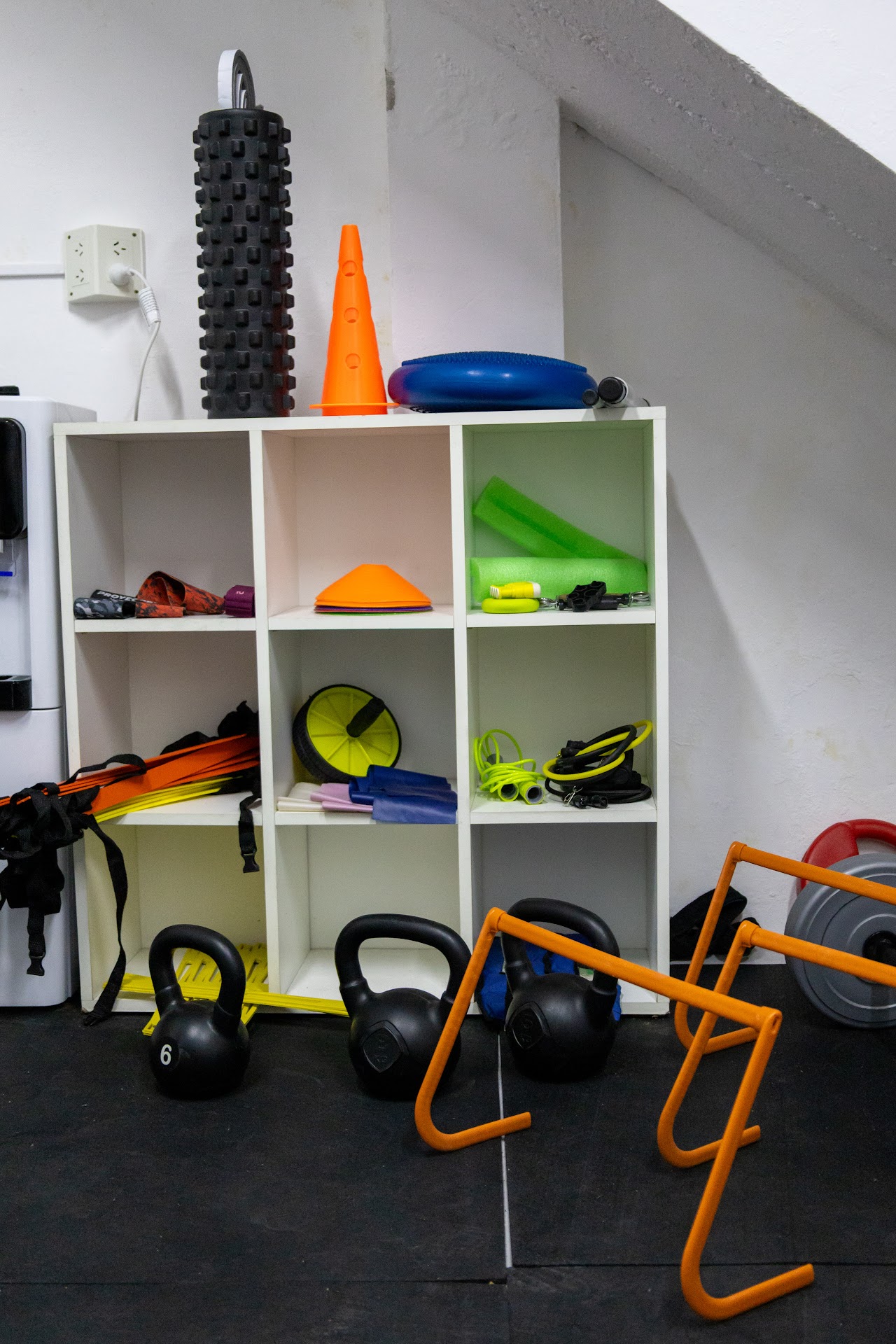 Recepción cálida y sala de espera confortable